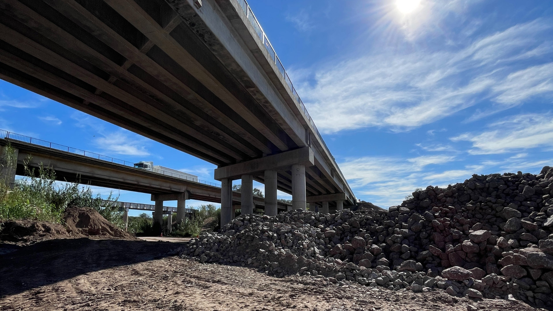 Una obra vial construida con asfalto local